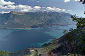 Lago di Garda. Panorama dell'alto lago. La cresta del Monte Baldo vista dal Monte Preals. 